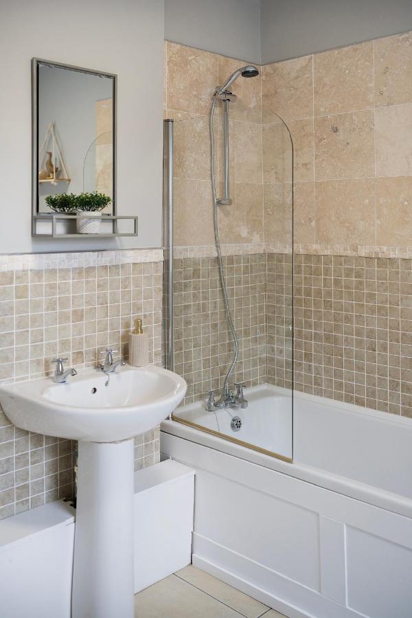 1 Bed House, Free Parking, 15 Minutes From Cheltenham Races Gloucester Exteriér fotografie