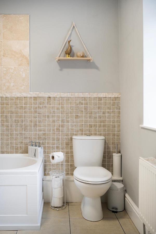 1 Bed House, Free Parking, 15 Minutes From Cheltenham Races Gloucester Exteriér fotografie