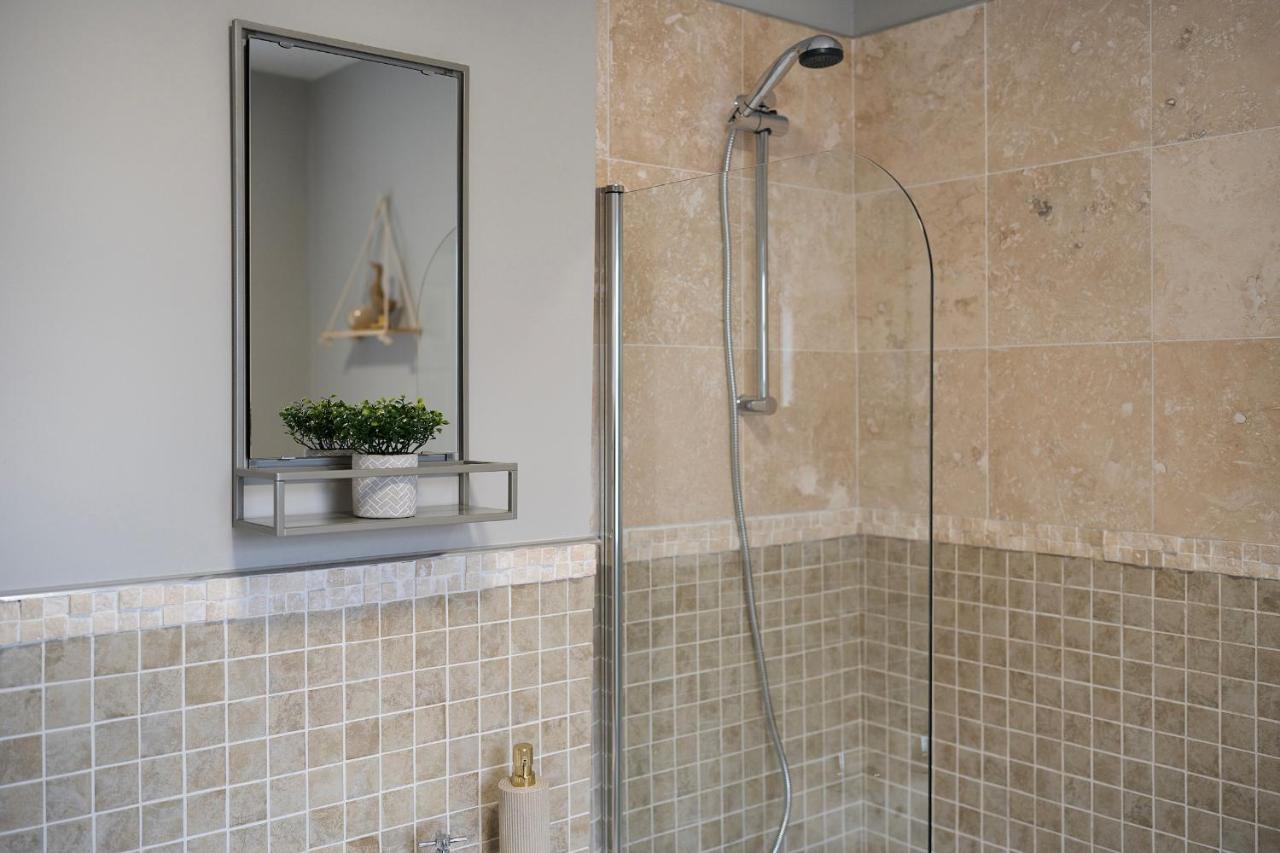 1 Bed House, Free Parking, 15 Minutes From Cheltenham Races Gloucester Exteriér fotografie